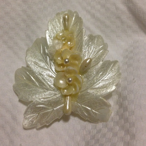 Vintage White Leaf Brooch - Picture 1 of 2