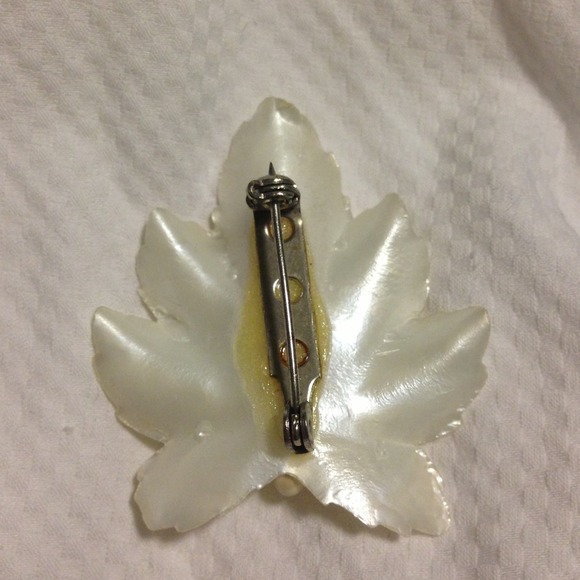Vintage White Leaf Brooch - Picture 2 of 2
