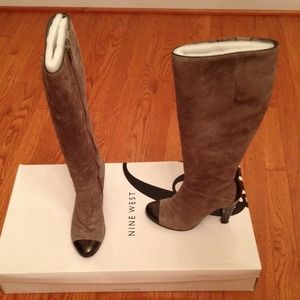 Gray knee boots is excellent condition.