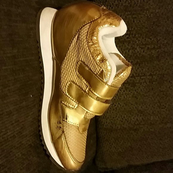 Golden shoes size 8. - Picture 3 of 4