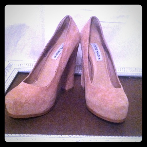 Steve Madden Shoes - Steve Madden nude suede heels