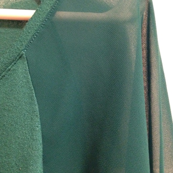 *SOLD IN BUNDLE* Forest green long sleeved shirt - Picture 3 of 3