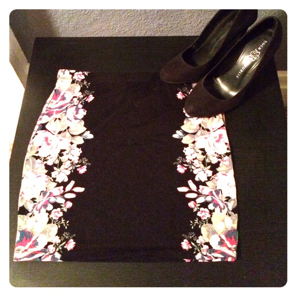 Short black and floral stretch skirt.