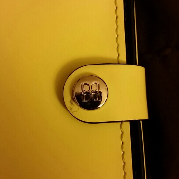 🚫 SOLD! 🚫 Neon Yellow Cow Leather Wallet - Picture 2 of 4