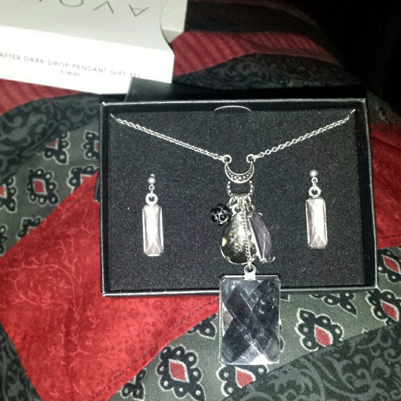 *SALE* Beautiful necklace & earring set