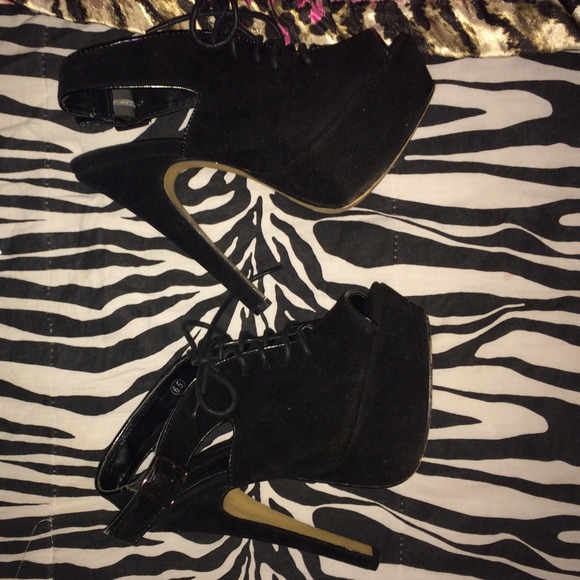C label black lace up pumps