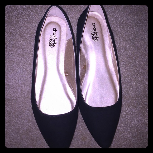 Pointed toe ballet flats.