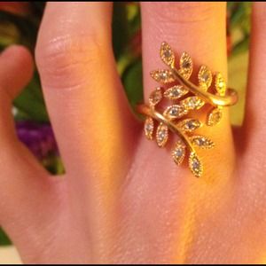 { Costume } Gold Tone Filigree Ring With Crystals