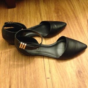 BCBG pointed toe flats