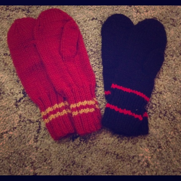 💥BUNDLE💥 2 Pairs of Knit Mittens