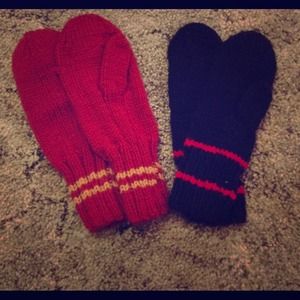 💥BUNDLE💥 2 Pairs of Knit Mittens