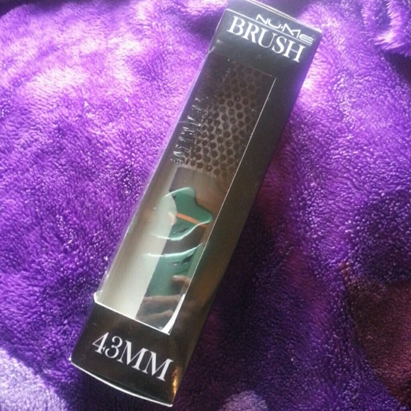 NEW-NuMe ionic round brush