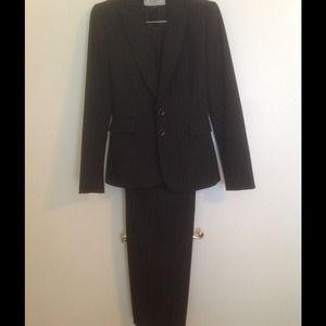 Tahari Blck &Wht pinstripe suit jacket & trousers