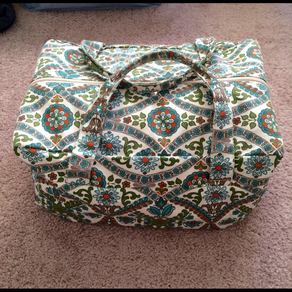 Floral print duffle bag. 🌸🌸