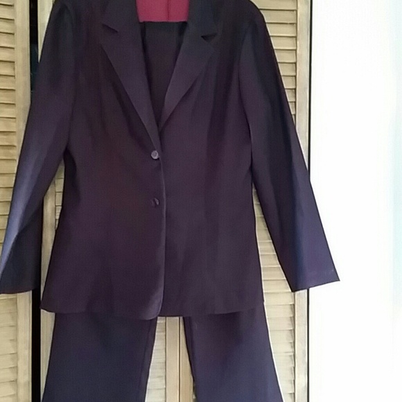 Mandee slightly metallic maroon 2 pc suit size 13