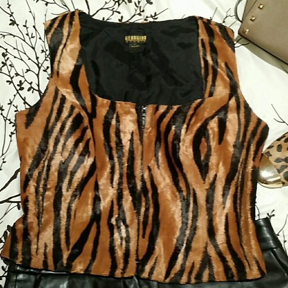 ๐๐HP 6/29๐๐Tiger print hair craft top - Picture 2 of 4