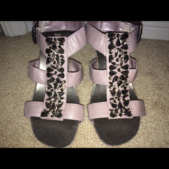 🎉HOST PICK 11/17 Vera Wang Lavender Wedge w/Bling