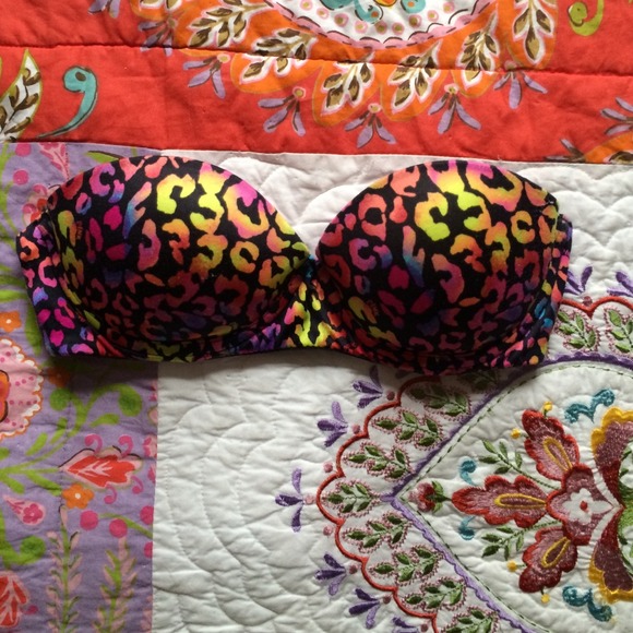 32 A Victoria's Secret strapless bra