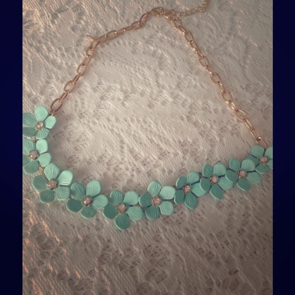 Vintage style. Flowered/Chunky mint necklace.