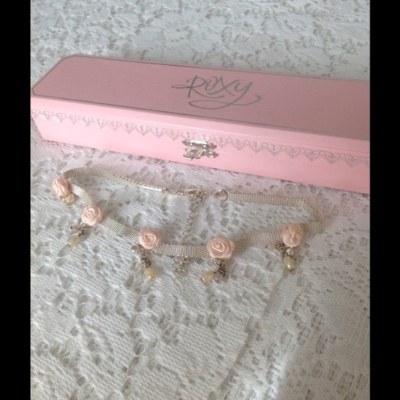 Rose necklace chocker style