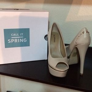 Nude stiletto with gold