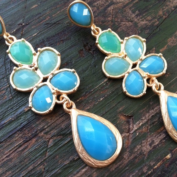 NEW Sea Green/Blue Matte Gold Tone Post Earrings - Picture 2 of 2