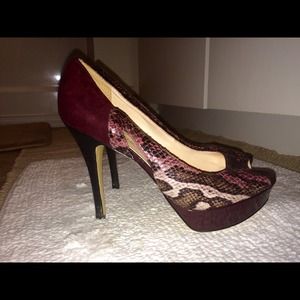 Gorgeous Detail Burgundy Peeptoe Heels! 👠