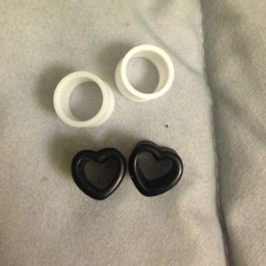 Set of two acrylic tunnels.