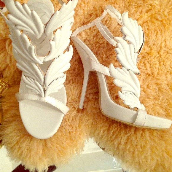 Wing sandals