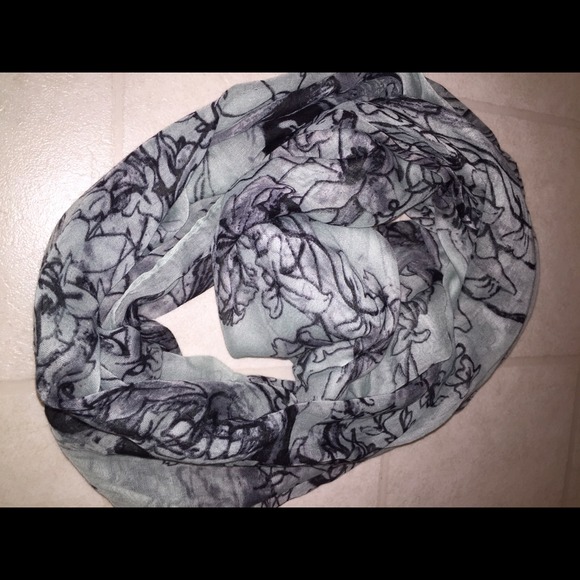 Vanity skulls n flowers infinity scarf💀🌸