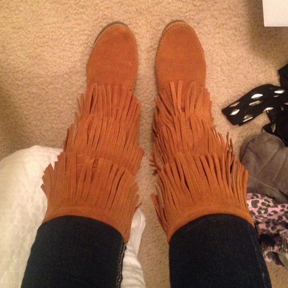 ** SOLD ** Minnetonka moccasins 7 - Picture 2 of 4