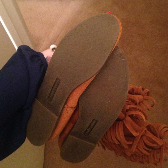 ** SOLD ** Minnetonka moccasins 7 - Picture 3 of 4