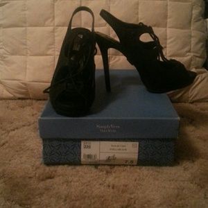 Size 7.5 Simply Vera black high heels