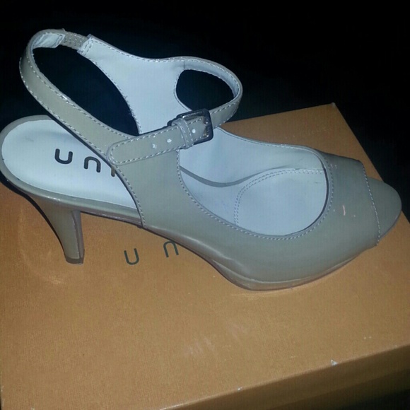 High heels ankle strapped pumps