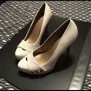 🔥White with Tan Buttons🔥