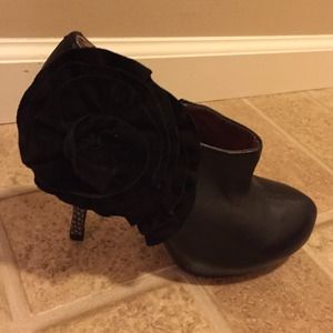 Poetic license black booties size 6 barely worn