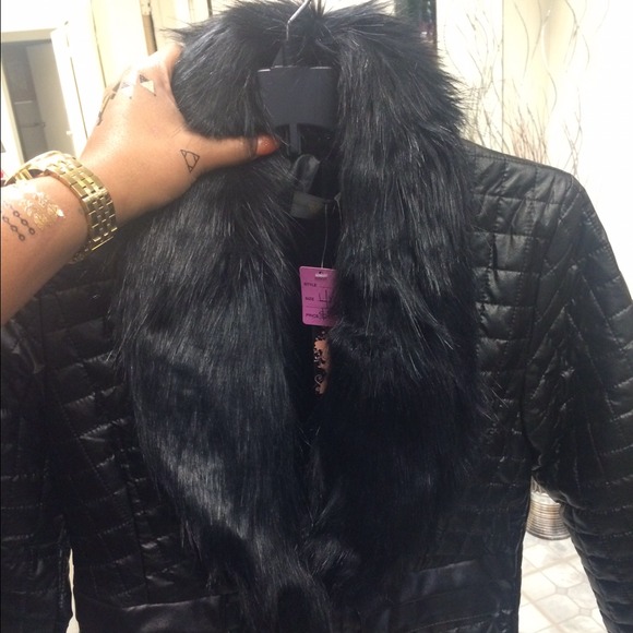 Leather bomber with faux fur collar - Picture 3 of 3