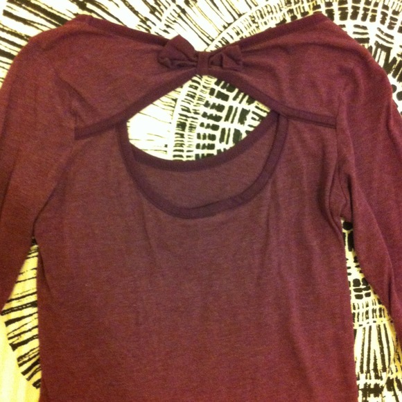 Long sleeve shirt with cut out back and bow