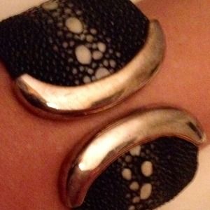 📿 Black leather & Silver cuff bracelet.