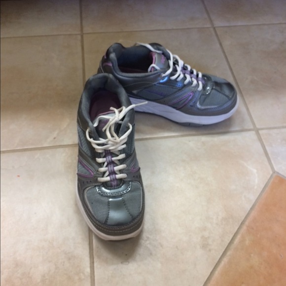 LA Gear step and shape shoes