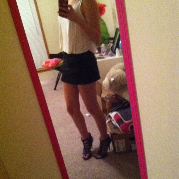 Mini pinstripe skirt! - Picture 4 of 4