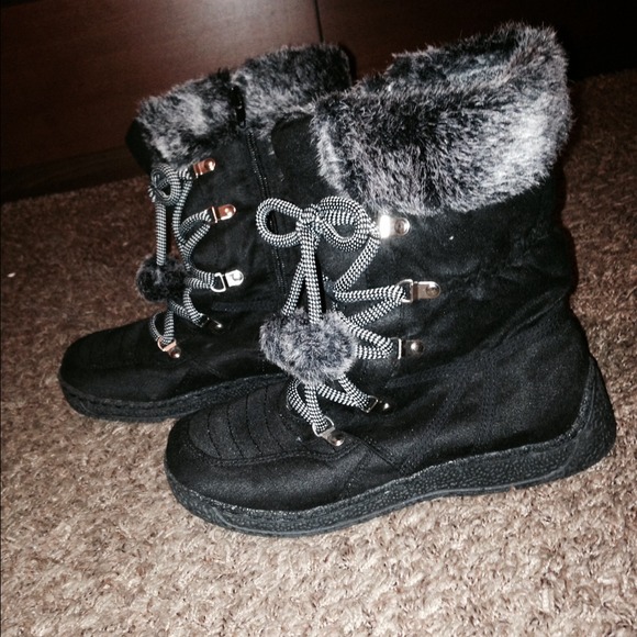 Short black boots w fur