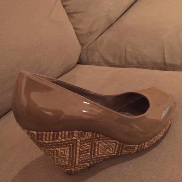 Neutral wedge peep-toe shoes
