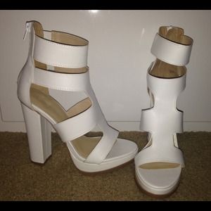 NEW!!! Beau & Ashe chunky white sandals