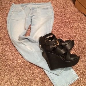 Light wash skinny jeans. Worn maybe 5xs.