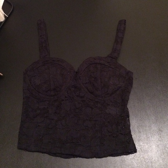 BLACK LACE BRALETTE