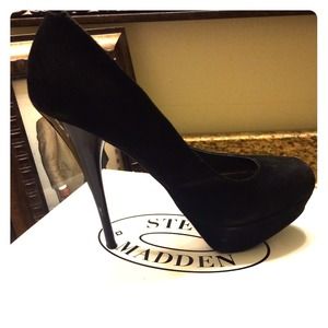 Suede Black Pump