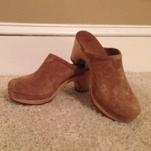 Ugg Suede Clogs in Chestnut
