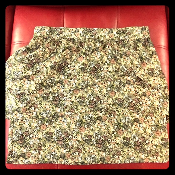 🎀PEPLUM STLYE FLORAL SKIRT