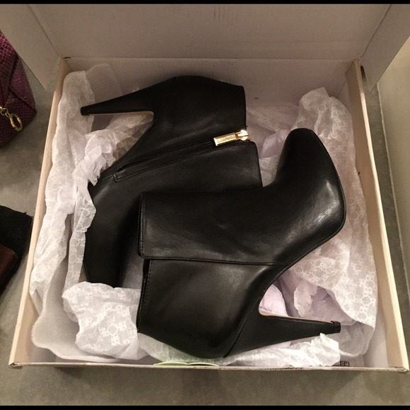 Banana Republic Tilia booties - Picture 2 of 3